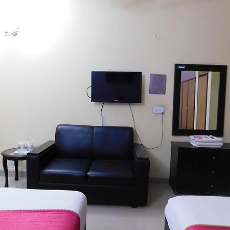 Hotel Tourist Inn Lahore Buitenkant foto