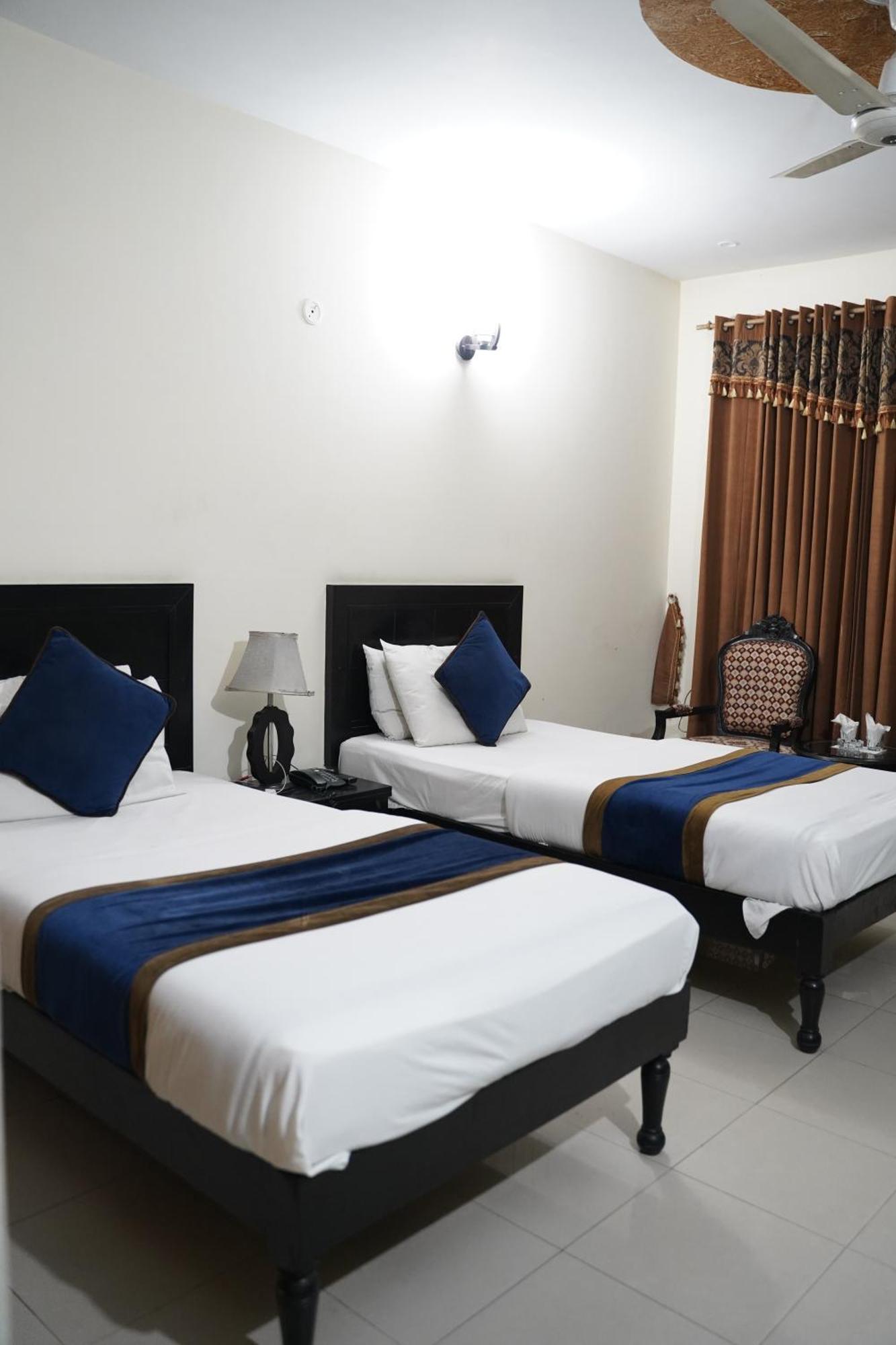 Hotel Tourist Inn Lahore Buitenkant foto