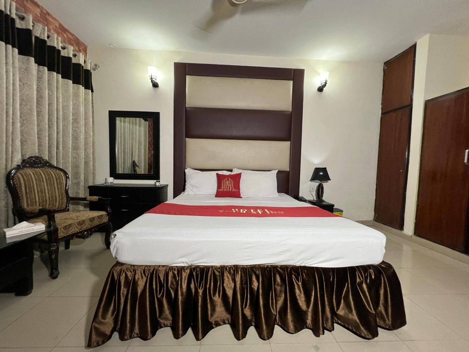 Hotel Tourist Inn Lahore Buitenkant foto